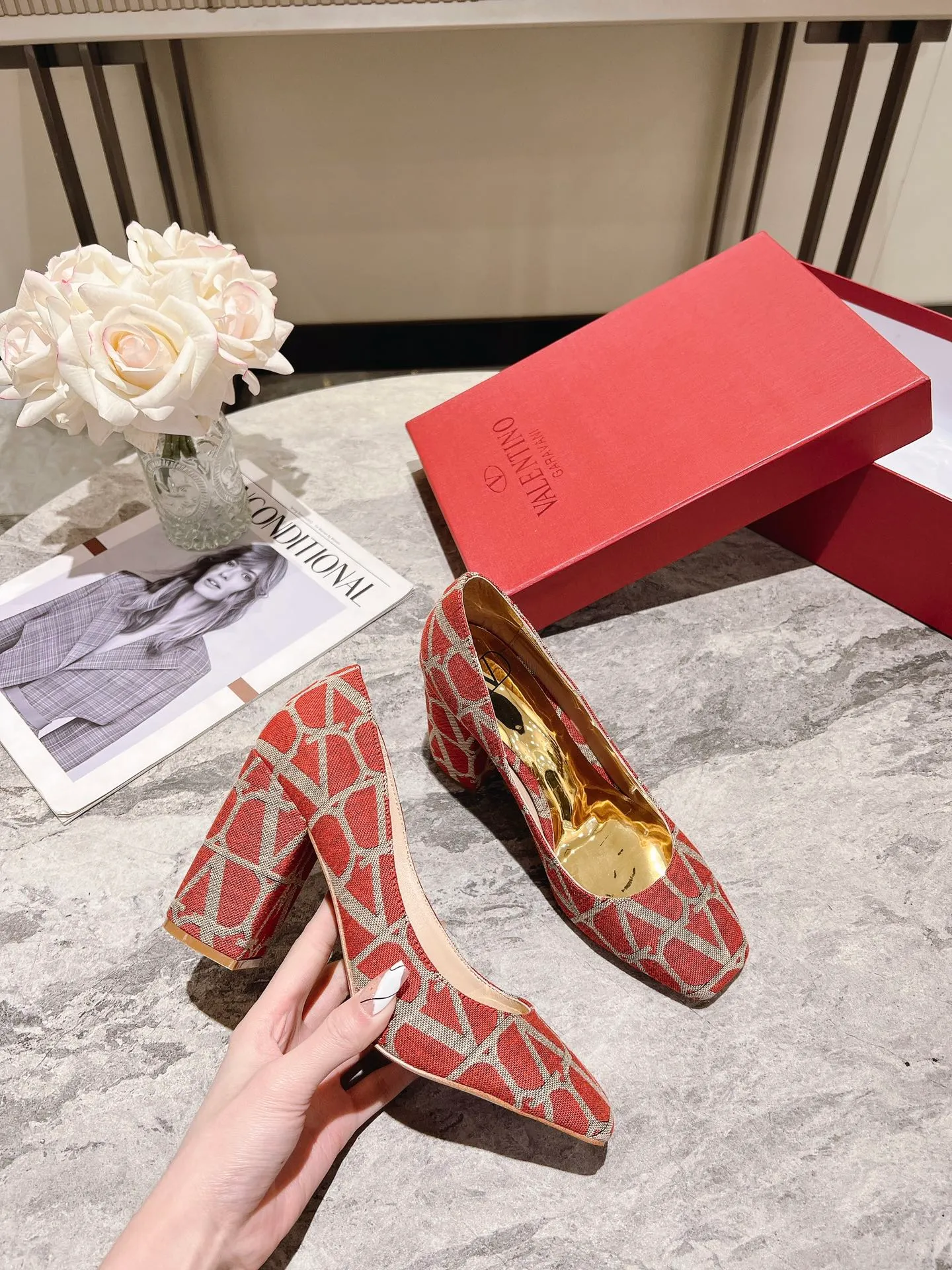 👟👟Ex-factory price 440👟👟 Genuine leather sole +40 Top version 𝑉𝐴𝐿𝐸𝑁𝑇𝐼𝑁𝑂 Valentino new spring and summer women's 5⃣️ color spring shoes. The unique [V logo fabric print pattern] brings out a full sense of high-end, and the new season will live up to expectations! Worth buying★Absolutely high-grade❥Original method, Absolutely sensual❥Elegant style, creating a different feeling, simple and elegant style!  Code number: 35-41 (34-42 customized) Fabric: Fabric printed cloth Lining: Sheepskin lining Heel height: 6cm～8.5cm2⃣️ options Leather outsole Rubber outsole